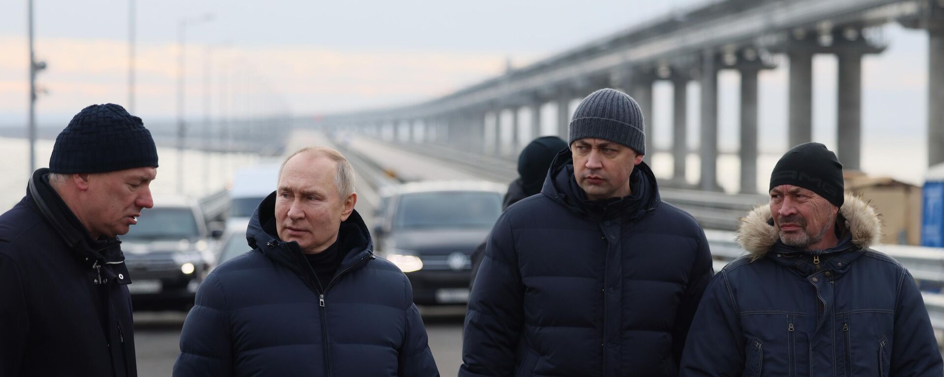 Президент РФ В. Путин проехал по восстановленному после теракта Крымскому мосту - Sputnik Молдова, 1920, 05.12.2022