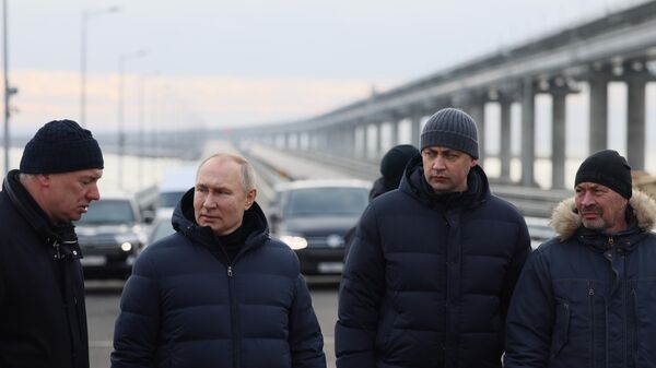 Президент РФ В. Путин проехал по восстановленному после теракта Крымскому мосту - Sputnik Молдова
