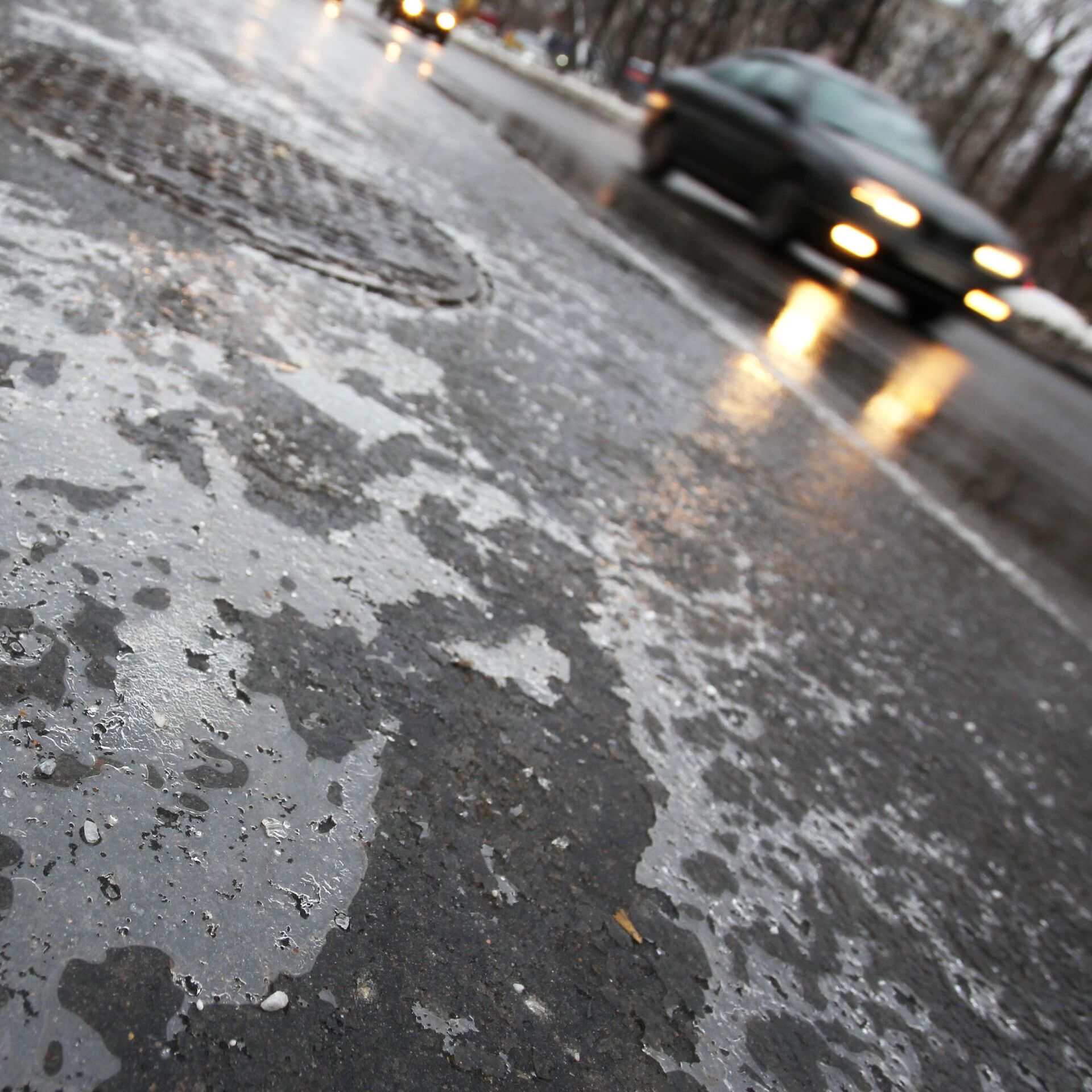 Неприятная погода. Наледь на дороге. Гололедица на дорогах. Лед на асфальте. Наледь на тротуаре.