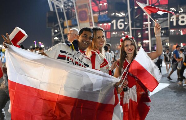 Fanii echipei naționale a Poloniei înainte de începerea meciului dintre Polonia și Argentina din faza grupelor de la Cupa Mondială. - Sputnik Moldova-România