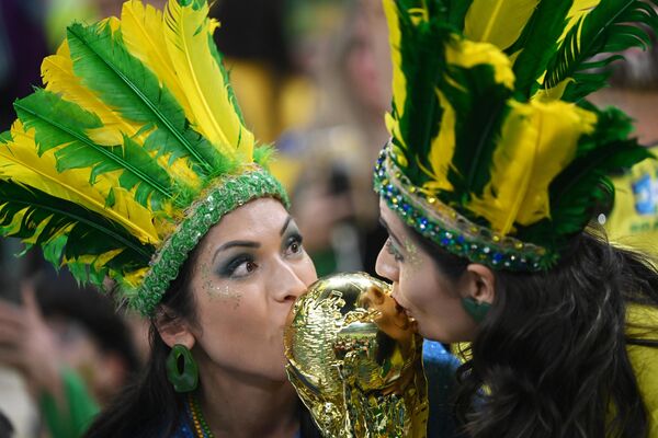 Fanii brazilieni înainte de începerea meciului dintre echipele naționale ale Braziliei și Serbiei din faza grupelor de la Cupa Mondială. - Sputnik Moldova