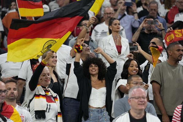 Fanii germani de fotbal își aplaudă echipa națională a țării în timpul meciului de fotbal dintre Spania și Germania din grupa E de la Cupa Mondială, 27 noiembrie 2022. - Sputnik Moldova