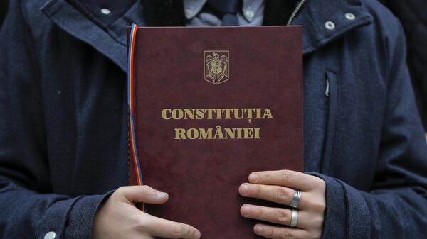 Un student român la drept ține o copie a constituției țării - Sputnik Moldova