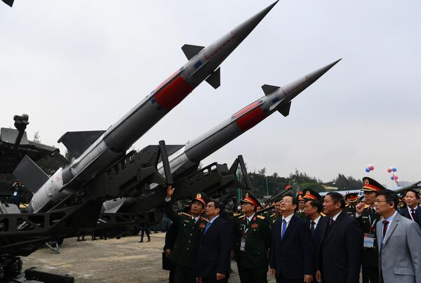 Премьер-министр Вьетнама Фам Минь Чин и официальные лица осматривают ракетную систему на Международной оборонной выставке Vietnam 2022 International Defense Expo в Ханое. - Sputnik Молдова