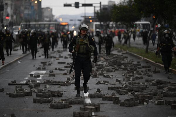 Сотрудники полиции во время столкновений со сторонниками бывшего президента Перу Педро Кастильо на окраине префектуры Лимы - Sputnik Молдова