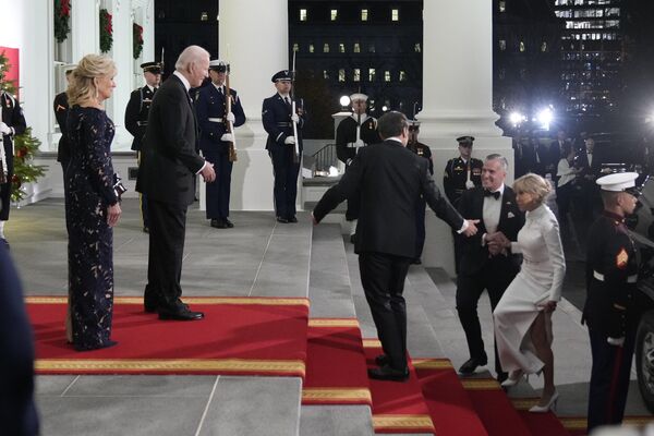 Президент Джо Байден и первая леди Джилл Байден приветствуют президента Франции Эммануэля Макрона в Вашингтоне, США - Sputnik Молдова