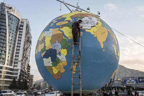 Художник наносит последние штрихи на большой глобус планеты Земля в Кабуле, Афганистан - Sputnik Молдова