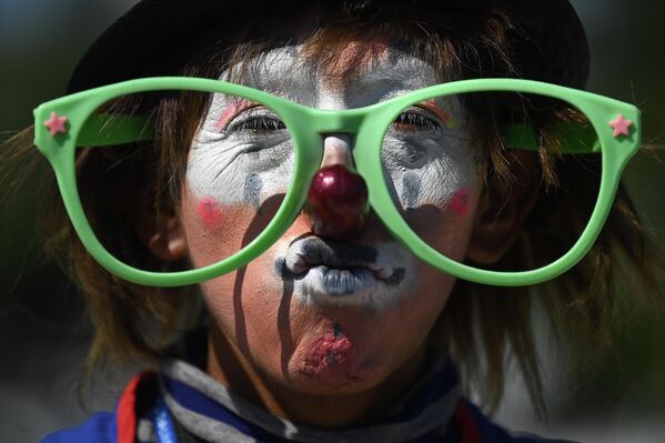 Клоун участвует в параде в честь Национального дня клоуна, отмечаемого в первую среду декабря в Сан-Сальвадоре - Sputnik Молдова