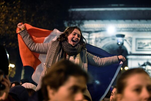 Fanii selecționatei Franței se bucură pe străzile Parisului de victoria asupra selecționatei Maroco la CMF2022. - Sputnik Moldova