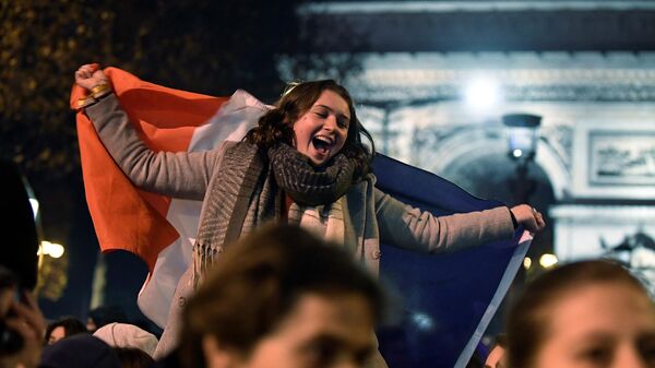 Fanii selecționatei Franței se bucură pe străzile Parisului de victoria asupra selecționatei Maroco la CMF2022 - Sputnik Moldova