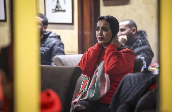 Reacția unei fane a echipei Marocului în timp ce urmărește meciul de fotbal din semifinala Cupei Mondiale din Qatar 2022 dintre Maroc și Franța, în capitala Rabat, pe 14 decembrie 2022. - Sputnik Moldova