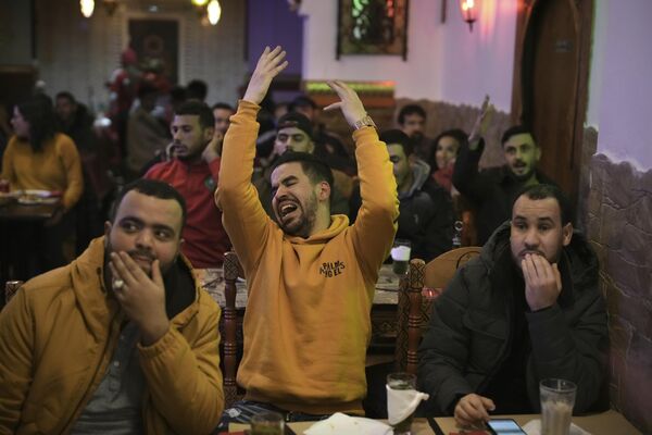 Fanii selecționatei Marocului reacționează emotiv în timp ce urmăresc meciul de semifinală împotriva Franței la Cupa Mondială, la Barcelona, ​​​​Spania miercuri, 14 decembrie 2022. - Sputnik Moldova