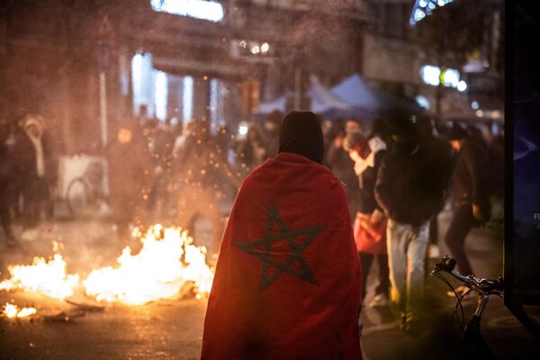 Марокканские болельщики разжигают костер на улице после того, как футбольная команда Марокко проиграла полуфинальный футбольный матч чемпионата мира 2022 года против Франции, в Брюсселе - Sputnik Молдова