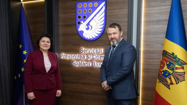 Natalia Gavrilița l-a prezentat colectivului Serviciului Prevenirea şi Combaterea Spălării Banilor pe noul director al instituției, Daniel-Marius Staicu - Sputnik Moldova