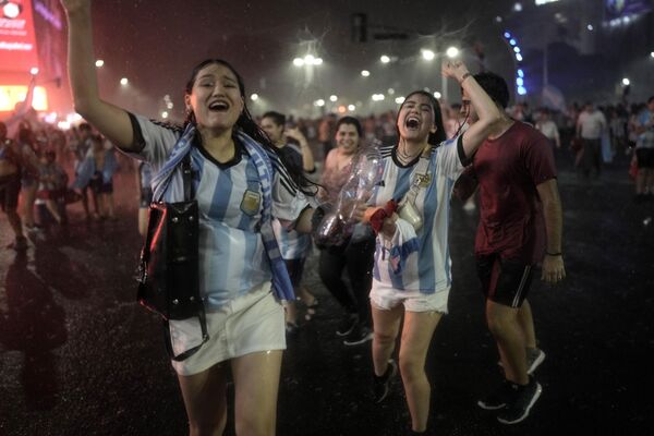 Fanii din Argentina sărbătoresc victoria echipei sale din sferturile de finală la Cupa Mondială 2022 - Sputnik Moldova