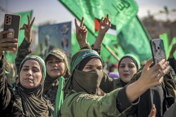 Femeile susținătoare ale mișcării islamiste palestiniene Hamas s-au adunat la un miting în orașul Gaza pe 14 decembrie 2022 - Sputnik Moldova