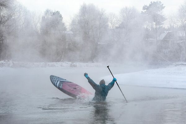 Un atlet din grupul SUP-Novosibirsk a fost surprins în timp ce înota iarnă pe un râu fără gheață lângă Novosibirsk - Sputnik Moldova