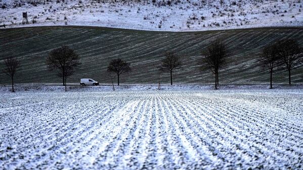 O mașină a fost surprinsă cum circulă pe un drum acoperit de zăpadă lângă Wernigerode, Germania - Sputnik Moldova