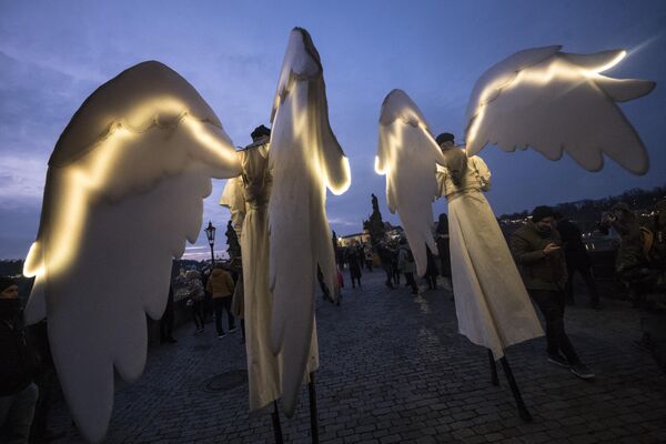 Interpreți în costume de înger participă la o paradă a îngerilor de Crăciun la Praga - Sputnik Moldova