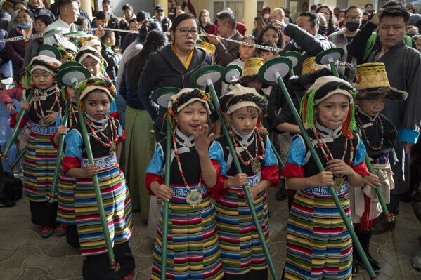 Copiii tibetani exilați așteaptă să demonstreze un dans tradițional în timp ce tibetanii marchează aniversarea acordării Premiului Nobel pentru Pace liderului lor spiritual, Dalai Lama, în această zi din 1989. Evenimentul a avut loc pe 10 decembrie 2022. - Sputnik Moldova