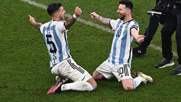 Jucătorii echipei naționale de fotbal a Argentinei sărbătoresc victoria după meciul final al Cupei Mondiale dintre naționalele Argentinei și Franței. - Sputnik Moldova-România