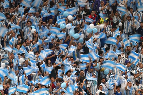 Fanii echipei naționale de fotbal a Argentinei înainte de începerea meciului final al Cupei Mondiale dintre  Argentina și Franța. - Sputnik Moldova-România