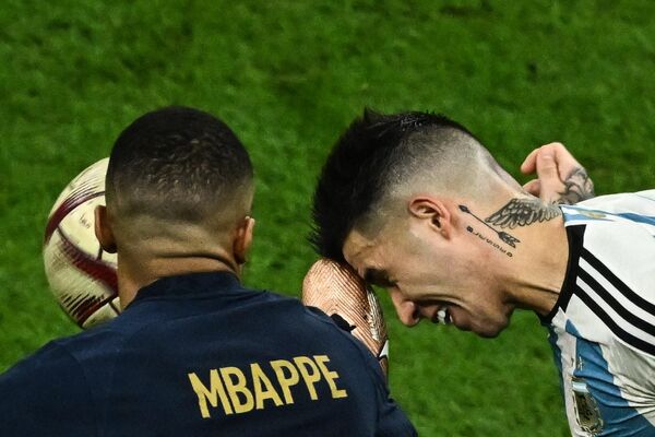 Atacantul echipei naționale de fotbal a Franței, Kylian Mbappe, îl lovește în cap pe mijlocașul naționalei argentiniene, Enzo Fernandez, în timpul meciului de fotbal final al Cupei Mondiale 2022 dintre Argentina și Franța. - Sputnik Moldova-România