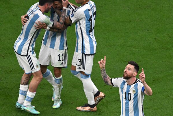 Jucătorii echipei naționale a Argentinei se bucură după ce Lionel Messi a marcat un gol în timpul meciul final al Cupei Mondiale 2022. - Sputnik Moldova-România