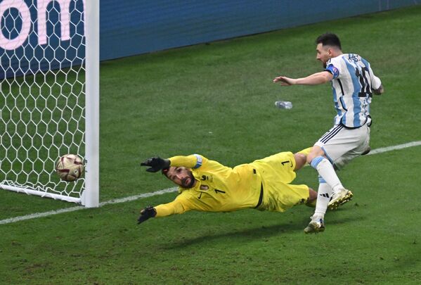Argentinianul Lionel Messi (stânga) marchează un gol în meciul final al Cupei Mondiale dintre Argentina și Franța. - Sputnik Moldova-România