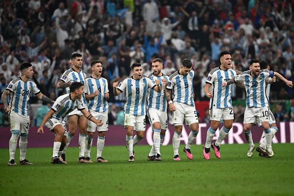 Jucătorii argentinieni sărbătoresc după un gol în timpul loviturilor de departajare din cadrul meciului de fotbal final al Cupei Mondiale Qatar 2022 dintre Argentina și Franța. - Sputnik Moldova-România