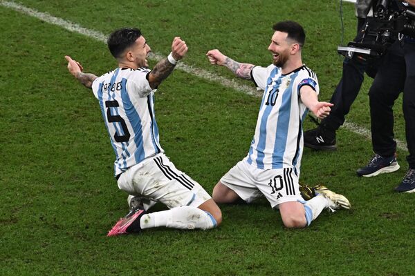Jucătorii echipei naționale de fotbal a Argentinei sărbătoresc victoria după meciul final al Cupei Mondiale dintre naționalele Argentinei și Franței. - Sputnik Moldova