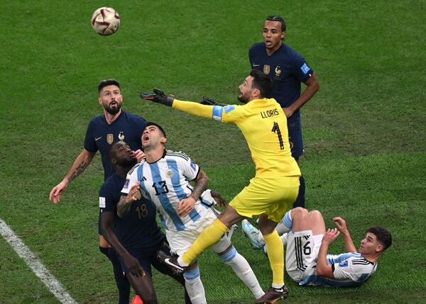 Moment de joc în timpul meciului final al Cupei Mondiale dintre Argentina și Franța. - Sputnik Moldova