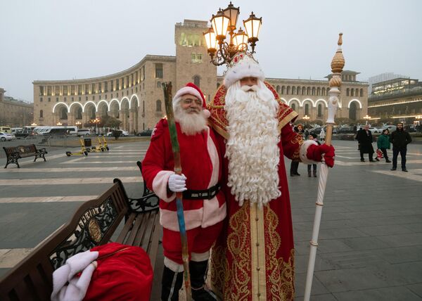 Дед Мороз из Великого Устюга и Санта-Клаус (слева) на площади Республики в Ереване. - Sputnik Молдова