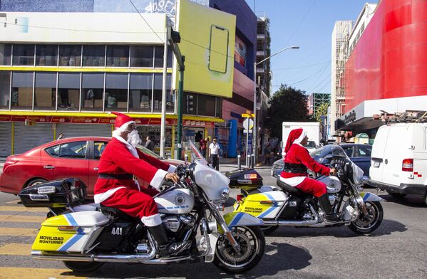 Полицейские в костюмах Санта-Клауса на мотоциклах в Мексике. - Sputnik Молдова