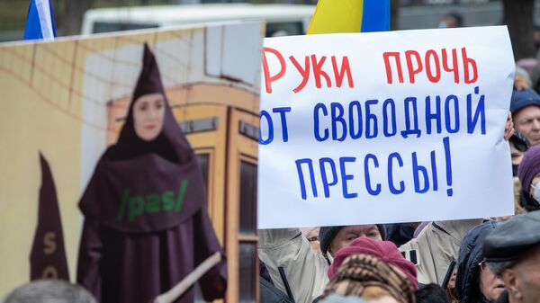 В Кишиневе прошел протест против закрытия властями шести русскоязычных каналов - Sputnik Молдова