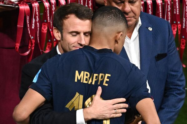 Игрок сборной Франции Килиан Мбаппе и президент Франции Эмманюэль Макрон на церемонии награждения победителей чемпионата мира по футболу в Катаре. - Sputnik Молдова