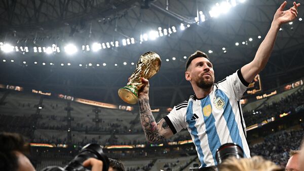 Капитан сборной Аргентины Лионель Месси на церемонии награждения победителей чемпионата мира по футболу 2022 в Катаре - Sputnik Молдова