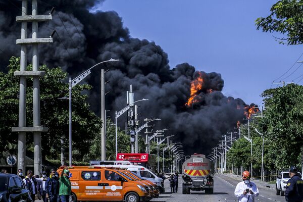 Черный дым поднимается от пожара на складе углеводородов в Барранкилье, Колумбия. - Sputnik Молдова
