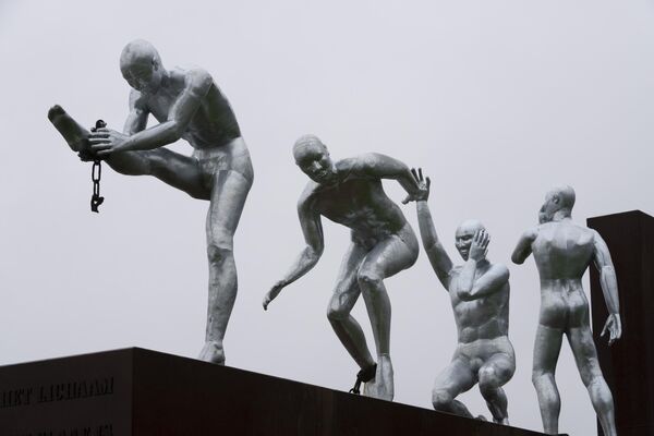 Скульптурная композиция в память о рабстве под названием Clave работы Алекса да Силвы, в гавани Роттердама, Нидерланды. - Sputnik Молдова
