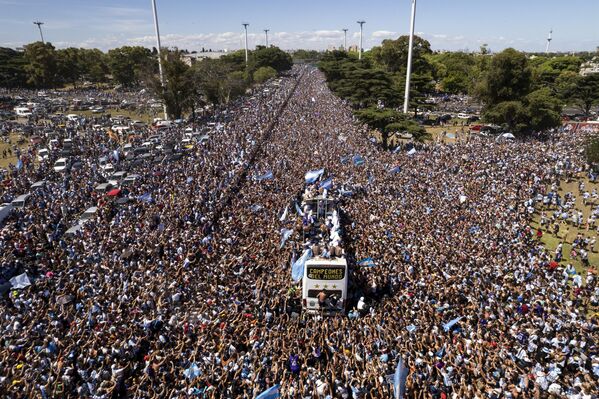 Аргентинская футбольная команда едет на автобусе домой в Буэнос-Айресе, Аргентина. - Sputnik Молдова