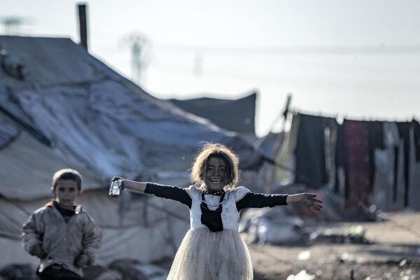 Дети в лагере для перемещенных лиц недалеко от города Рака на севере Сирии. - Sputnik Молдова