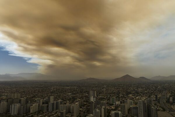 Вид Сантьяго, окутанного дымом от лесных пожаров, Чили. - Sputnik Молдова