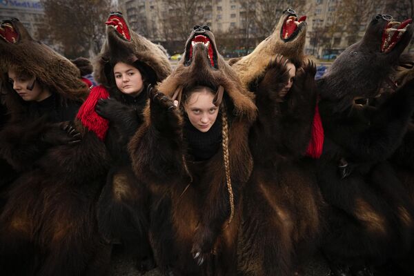 Участники парада зимних традиций в Бухаресте, Румыния. - Sputnik Молдова