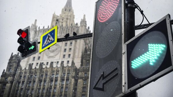 Светофор загорается перед штаб-квартирой МИД России в Москве - Sputnik Moldova