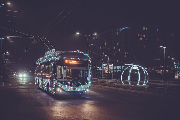 Un troleibuz pregătit de sărbătorile de iarnă - Sputnik Moldova