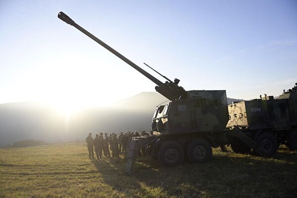 Fotografie publicată de Serviciul de presă al Ministerului sârb al Apărării, tunuri de artilerie autopropulsate, calibrul 155 mm, dislocate de Armata Serbiei, sunt văzute în apropierea liniei administrative cu provincia Kosovo, în sudul Serbiei, luni, 26 decembrie 2022. Kosovo rămâne un potențial punct fierbinte în Balcani la peste două decenii după războiul din 1998-99, care s-a încheiat cu intervenția NATO. Serbia nu recunoaște declarația de independență din 2008 a fostei sale provincii, în timp ce eforturile occidentale de până acum de a media o soluție au eșuat. (Serviciul de presă al Ministerului Sârb al Apărării prin AP) - Sputnik Moldova