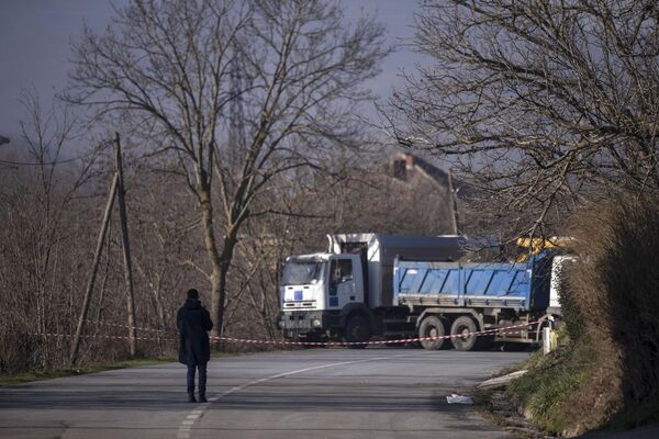 Un cameraman filmează un drum baricadat cu camioane de sârbi în satul Rudare, lângă orașul Zvecan, pe 26 decembrie 2022. (Foto Armend NIMANI / AFP) - Sputnik Moldova