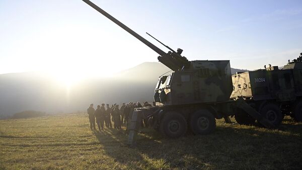 Sisteme de artilerie autopropulsată, dislocate în apropiere de provincia Kosovo de armata Serbiei - Sputnik Moldova-România