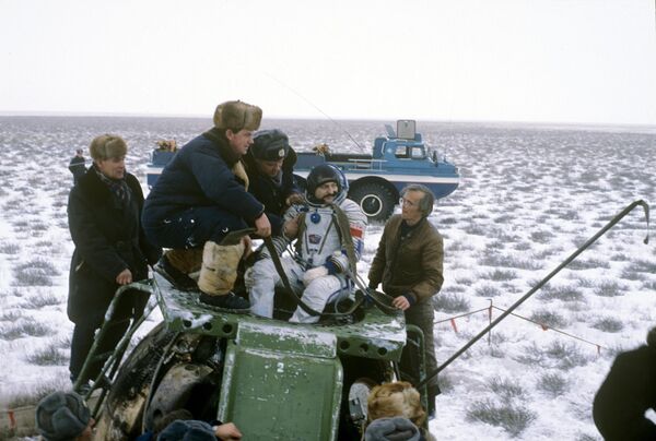 Membrul echipajului comun sovietic-francez, cosmonautul sovietic, inginerul de bord Musa Manarov, după aterizarea de pe nava cosmică „Soiuz TM-6” la 180 de kilometri de la or. Djezkazgan, RSS Kazahstan. - Sputnik Moldova