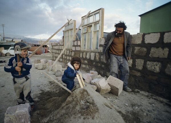 Construcția de noi case după cutremurul de pământ din 7 decembrie 1988 care a zguduit mai multe raioane din Armenia. - Sputnik Moldova